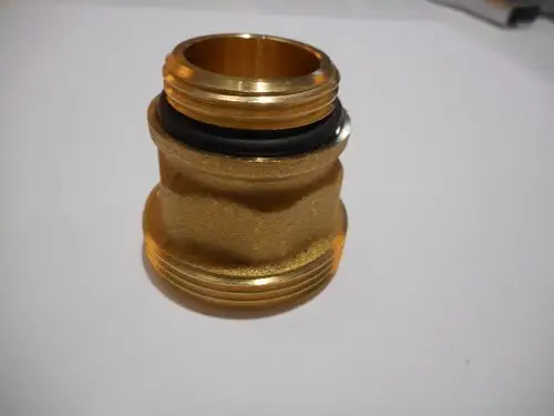 Goldfarbener Kupferadapter mit Gewinde und Dichtung, passend für Verbindungselemente, genutzt in Heizsystemen, z.B. von Remeha.